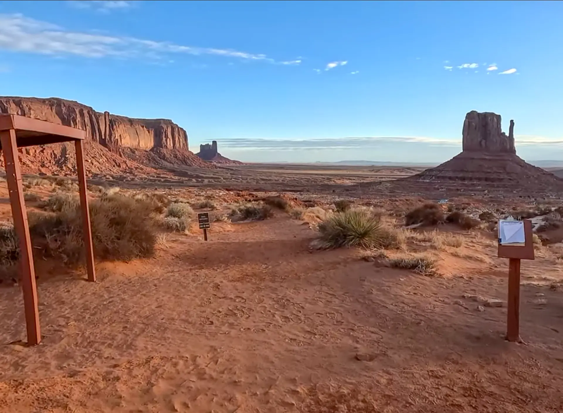 Szlak w Dolinie Monumentów w Arizonie