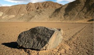 dolina smierc wedrujace kamienie1