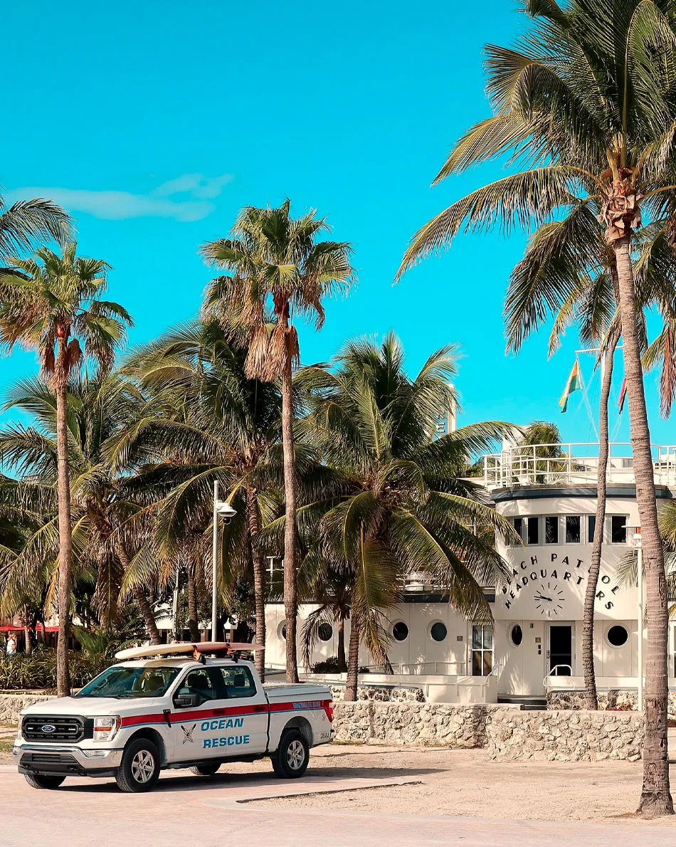 Plaża z samochodami ratowników w Miami Beach