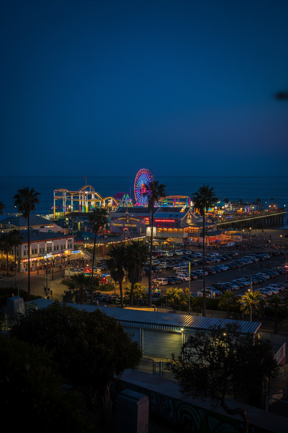 Zachód słońca nad Oceanem Spokojnym przy molo w Santa Monica