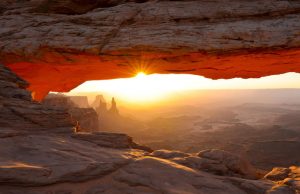 Mesa Arch - wschód słońca