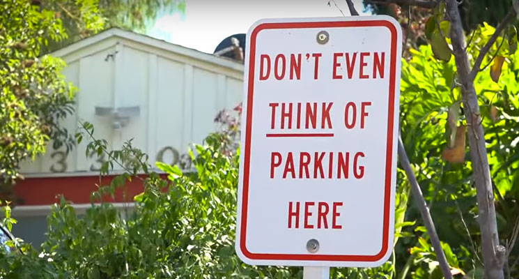 Zakaz parkowania przy znaku Hollywood