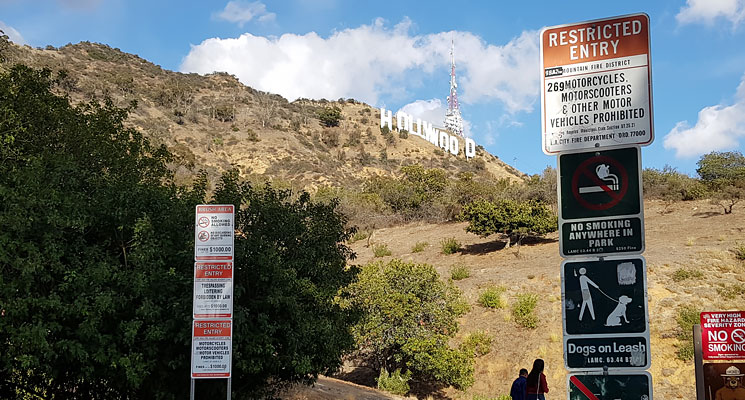 Zakaz-wejścia-pod-znak-Hollywood