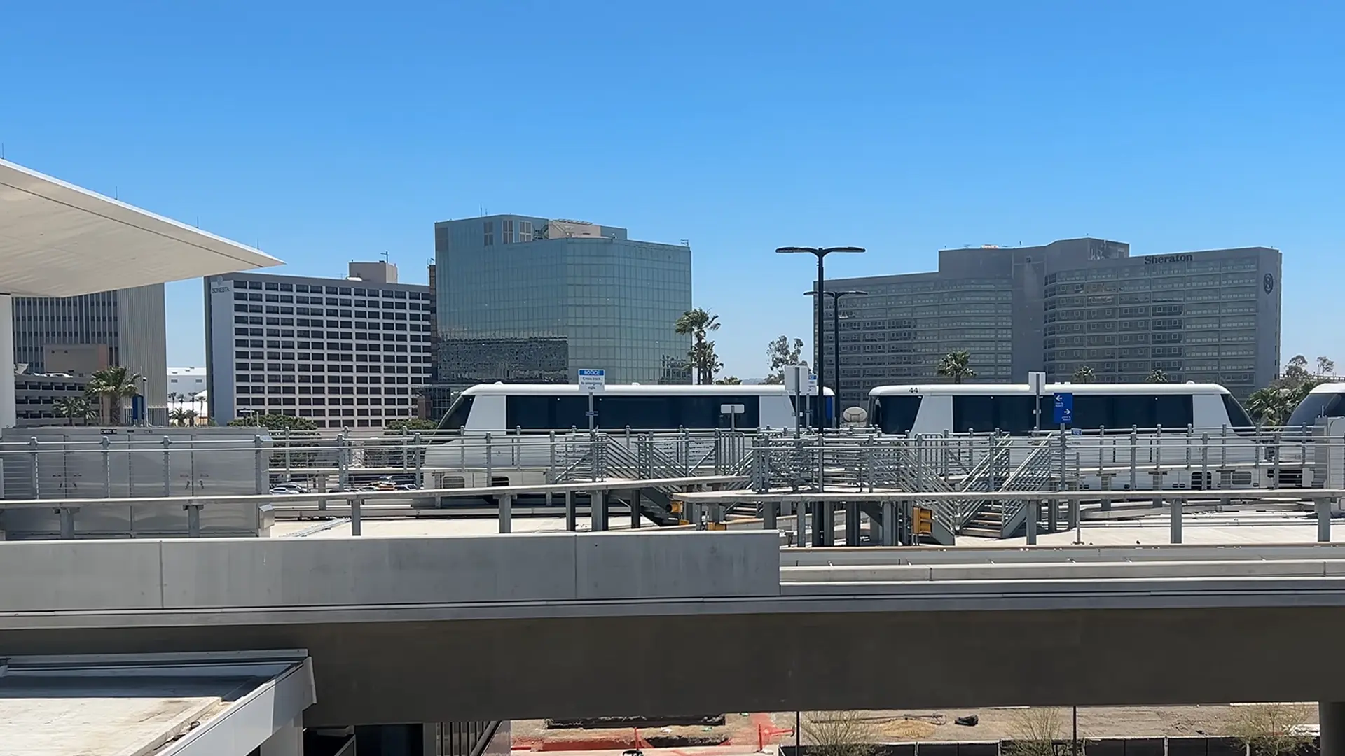 Wynajem samochodu w Los Angeles 4 automatyczna kolejna na lotnisku LAX