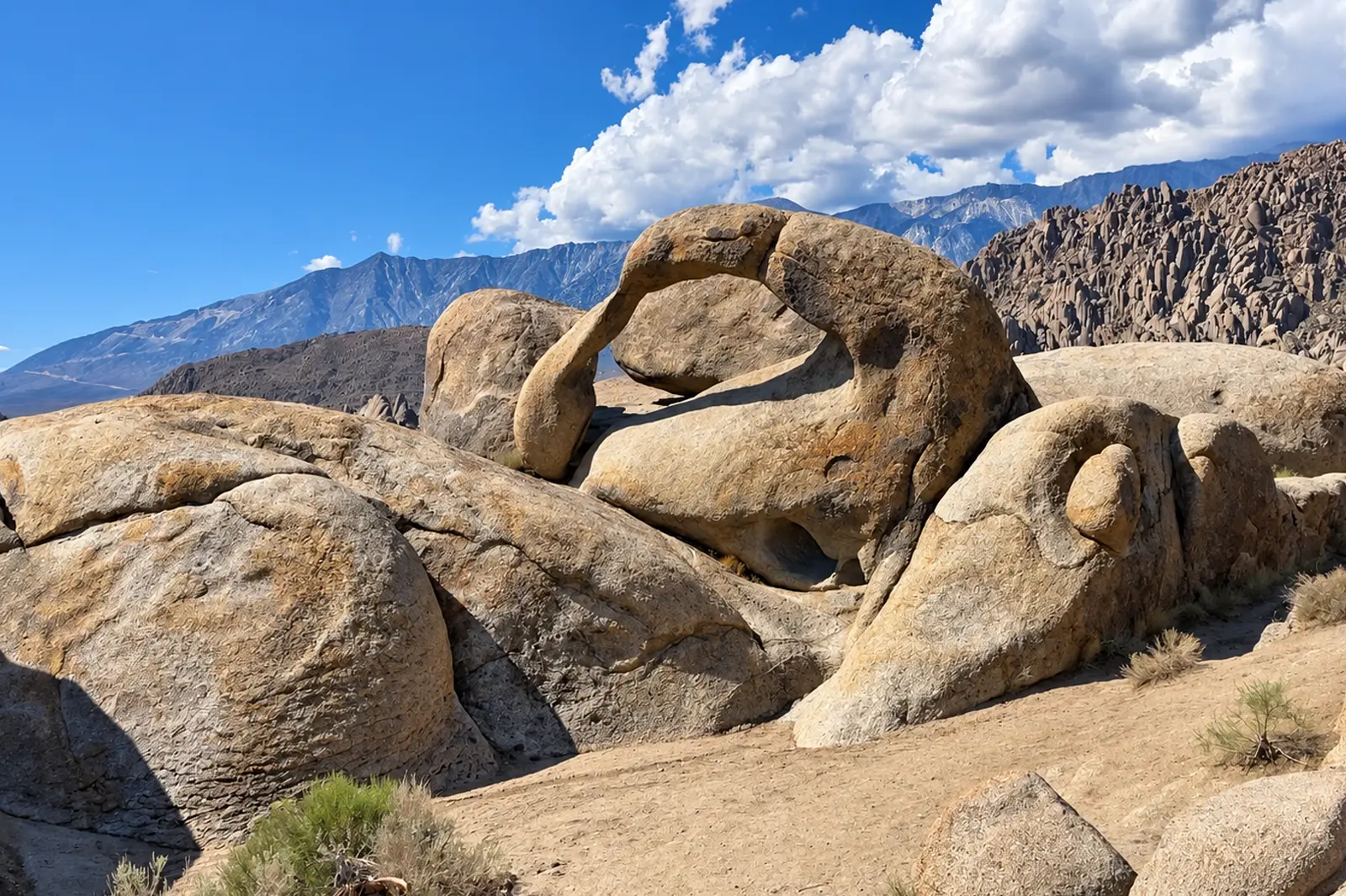 Łuk skalny Mobius Arch w Alabama Hills - kalifornia