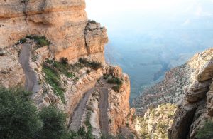 Kanion Kolorado - zejście do wnętrza Kanionu