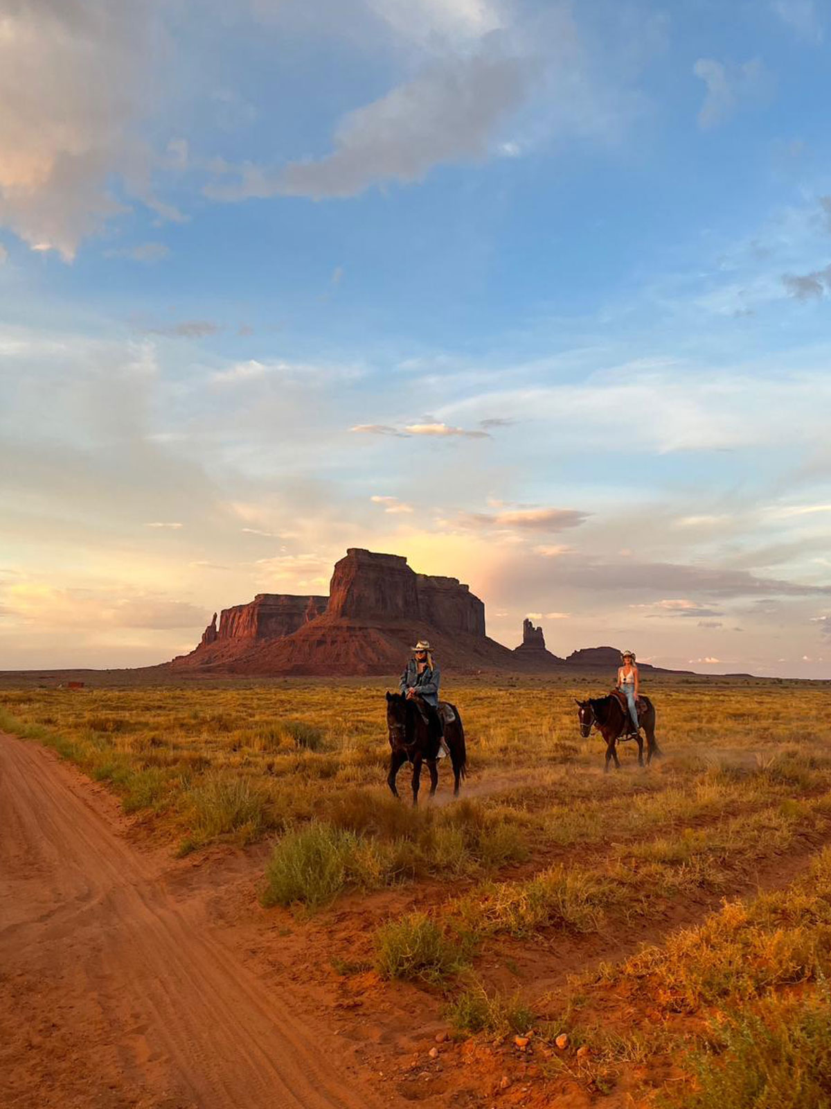 Jeźdźcy w Monument Valley