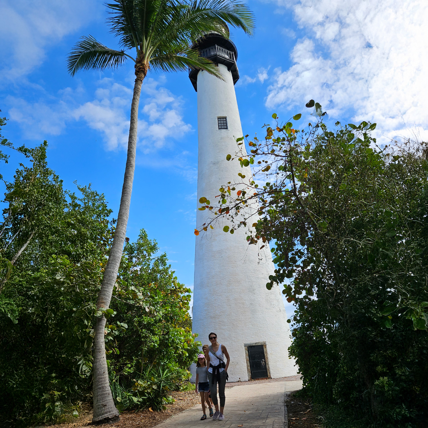 Spacer przy latarni morskiej w Miami