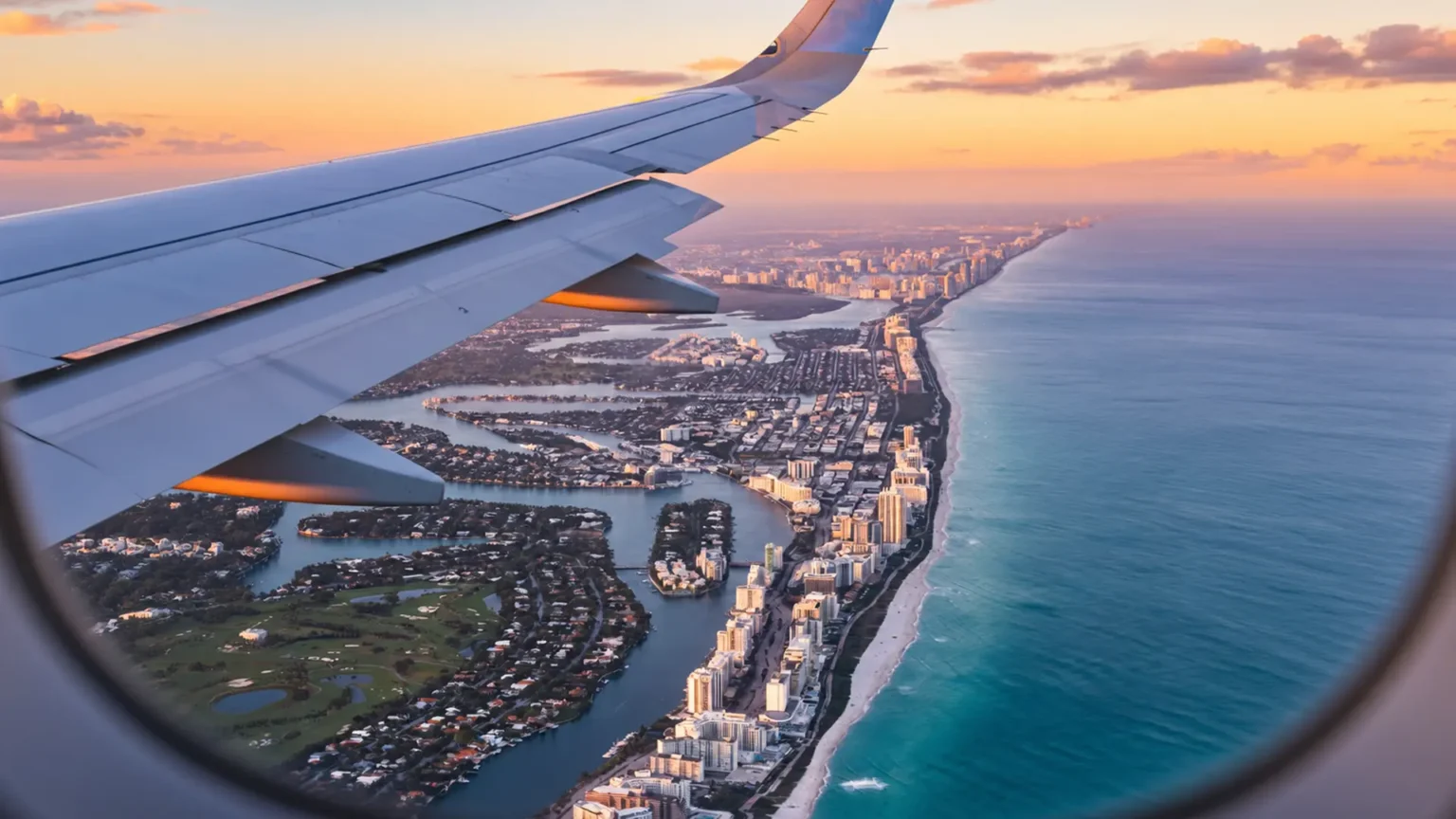 Przelot do Miami - widok z okna samolotu na plażę w Miami