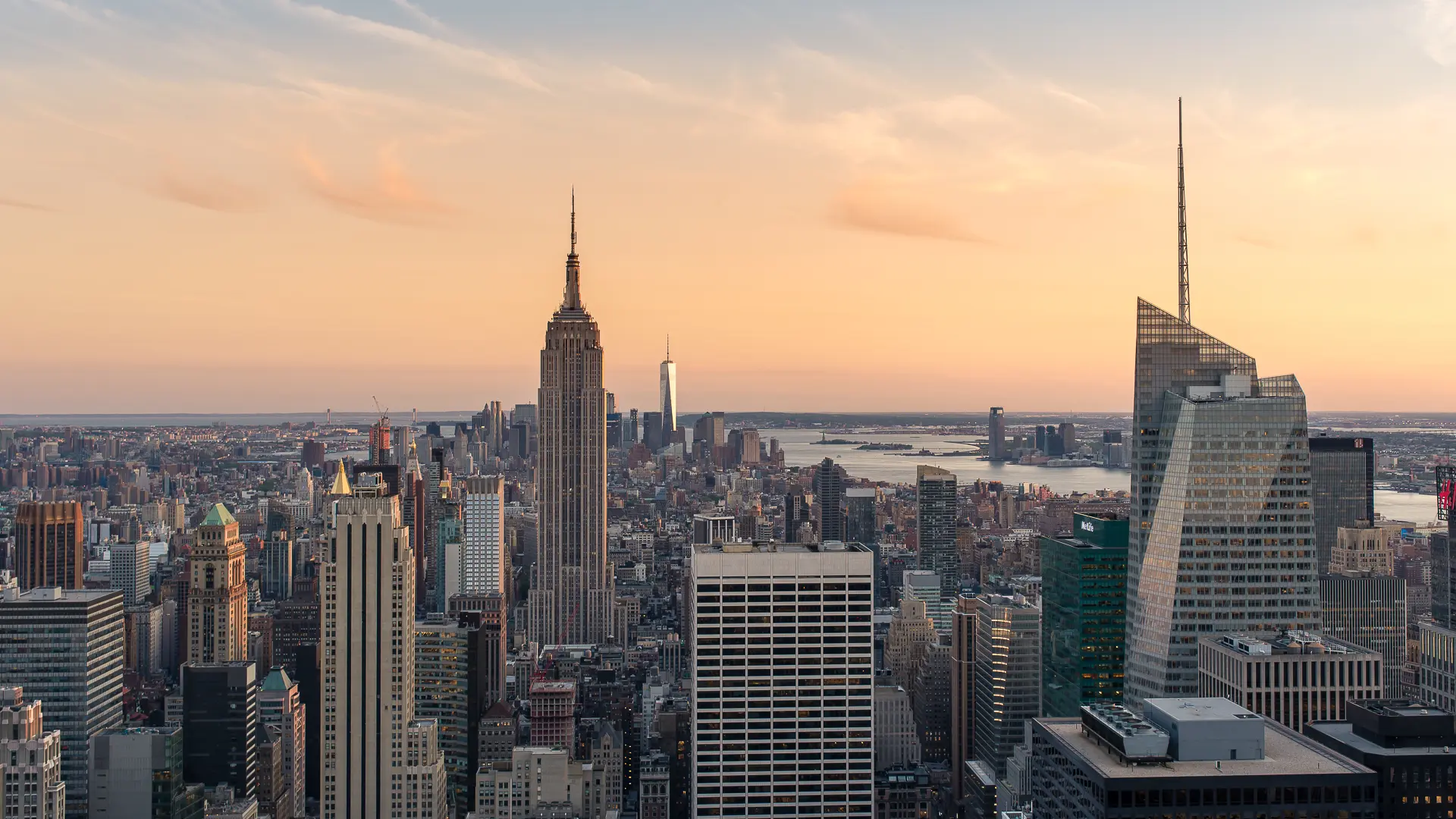Widok z tarasu Top of the Rock na Empire State Building w Nowym Jorku